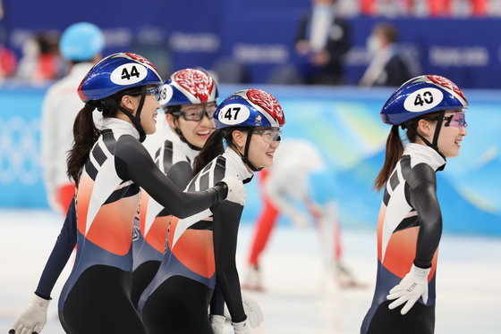 9일 오후 중국 베이징 수도실내체육관에서 열린 2022 베이징 동계올림픽 쇼트트랙 여자 3000m 계주 준결승 경기에서 결승에 진출한 여자 쇼트트랙 대표팀 선수들이 기쁨을 나누고 있다. 2022.2.9/뉴스1 © News1