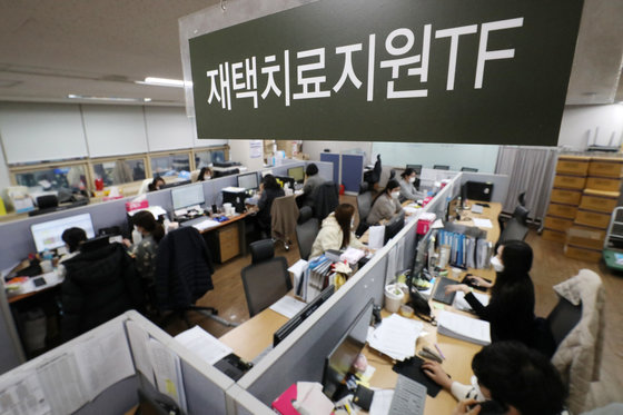 지난 10일 오전 서울 송파구청에 마련된 재택치료지원 태스크포스(TF)에서 직원들이 의료상담업무를 하고 있다. 2022.2.10/뉴스1 © News1