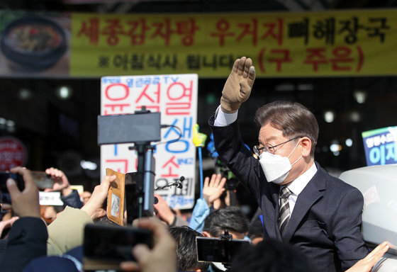 공식선거운동 개시를 사흘 앞두고 중원 공략에 나선 이재명 더불어민주당 대선 후보가 12일 오후 세종시 조치원읍 세종전통시장을 찾아 상인과 시민들에게 인사하며 지지를 호소하고 있다. 2022.2.12/뉴스1 © News1