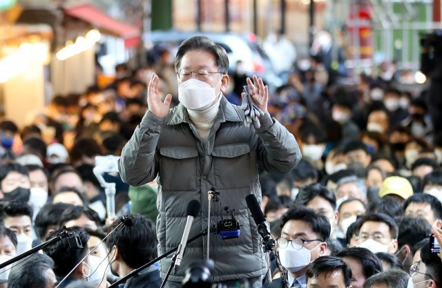 이재명 더불어민주당 대선 후보가 13일 오후 제주 서귀포매일올레시장을 찾아 상인과 시민들 앞에서 즉석 거리연설을 하고 있다.[서귀포=뉴시스]