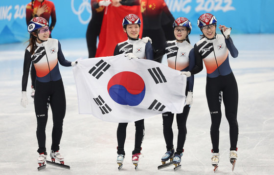 13일 오후 중국 베이징 수도실내체육관에서 열린 2022 베이징 동계올림픽 쇼트트랙 여자 3000m 계주 결승 경기에서 은메달을 차지한 대한민국 선수들이 태극기를 들고 세리머니를 하고 있다. 2022.2.13/뉴스1 © News1