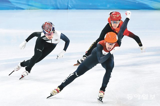 막판 中 제치고 2위로 올라선 최민정 한국의 최민정(왼쪽)이 13일 베이징 서우두 실내경기장에서 열린 2022 베이징 올림픽 
쇼트트랙 3000m 여자 계주 결선에서 네덜란드의 쉬자너 스휠팅(오른쪽 앞)에 이어 두 번째로 마지막 코너를 돌고 있다. 최민정은
 결국 스휠팅에 이어 두 번째로 결승선을 통과하며 한국에 은메달을 안겼다. 베이징=원대연 기자 yeon72@donga.com