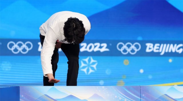 12일 오후 중국 베이징 메달플라자에서 열린 2022 베이징 겨울올림픽 남자 500m 메달 시상식에서 은메달을 딴 차민규가 시상대에 오르기 전 바닥을 손으로 쓸어내는 듯한 행동을 하고 있다. 베이징=뉴시스