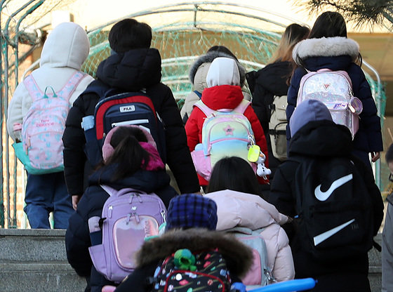 등교하는 초등학생. (사진은 기사 내용과 무관함) / 뉴스1 © News1 이동해 기자