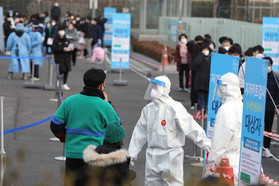 서울 송파구 잠실종합운동장에 마련된 신종 코로나바이러스 감염증(코로나19) 임시 선별진료소에서 시민들이 검사를 기다리고 있다./뉴스1 © News1