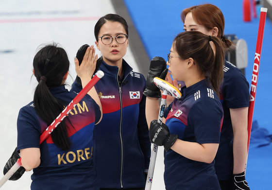 11일 중국 베이징 국립아쿠아틱센터에서 열린 2022 베이징 동계올림픽 여자 컬링 단체전 대한민국과 영국의 경기에서 ‘팀 킴’이 한 엔드가 끝나자 하이파이브 하고 있다. 2022.2.11/뉴스1