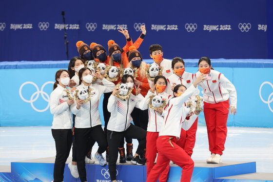 13일 오후 중국 베이징 수도실내체육관에서 열린 2022 베이징 동계올림픽 쇼트트랙 여자 3000m 계주 결승 경기에서 은메달을 차지한 대한민국 선수들이 금메달을 차지한 네덜란드, 동메달을 차지한 중국 대표팀 선수들과 기념 셀카를 찍고 있다.  © News1