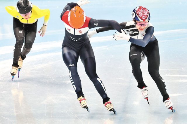 최민정(오른쪽)이 11일 중국 베이징에서 열린 베이징 겨울올림픽 쇼트트랙 여자 1000m 결선에서 쉬자너 스휠팅(네덜란드·가운데)에 이어 2위로 결승선을 통과하고 있다. 베이징=뉴스1