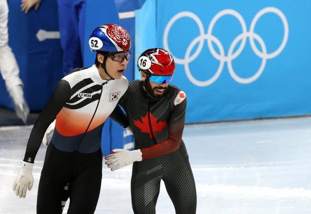 13일 오후 중국 베이징 캐피털 실내경기장에서 열린 2022 베이징 동계올림픽 쇼트트랙 남자 500m 준결승 경기, 한국 황대헌이 캐나다 스티븐 두보아에게 사과하고 있다. [베이징(중국)=뉴시스]