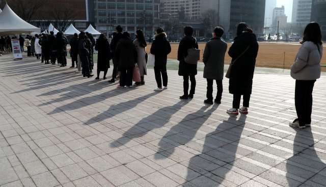 지난 1월 27일 서울시 시청광장에 마련된 선별진료소에서 검사를 받기 위해 긴줄로 늘어선 시민들. 홍진환 기자 jean@donga.com