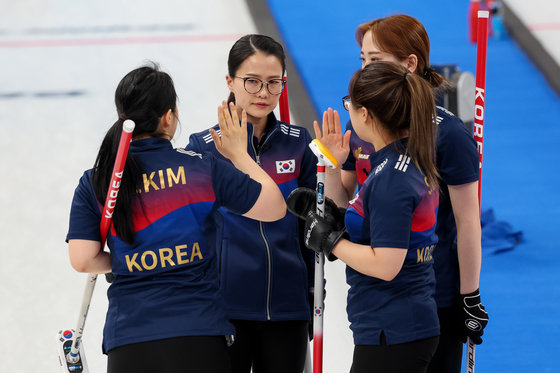 11일 중국 베이징 국립아쿠아틱센터에서 열린 2022 베이징 동계올림픽 여자 컬링 단체전 대한민국과 영국의 경기에서 ‘팀 킴’이 한 엔드가 끝나자 하이파이브 하고 있다. 2022.2.11/뉴스1 © News1