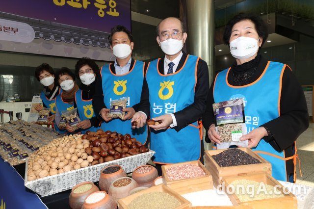 유찬형 농협중앙회 부회장(오른쪽에서 두번째)은 14일 서울 중구 농협중앙회 본관에서 열린 여성농업인과 함께하는 정월대보름 나눔 행사에서 강부녀 농가주부모임 전국연합회장(오른쪽) 등 참석자들과 기념촬영을 하고 있다. 농협 제공