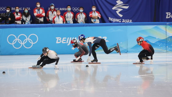 13일 오후 중국 베이징 수도실내체육관에서 열린 2022 베이징 동계올림픽 쇼트트랙 남자 500m 준결승 경기에서 황대헌이 캐나다 스티븐 뒤부아와 충돌하고 있다. © News1
