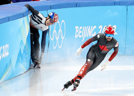 13일 오후 중국 베이징 수도실내체육관에서 열린 2022 베이징 동계올림픽 쇼트트랙 남자 500m 준결승 경기에서 황대헌이 캐나다 스티븐 뒤부아와 충돌 뒤 미끄러지고 있다. © News1