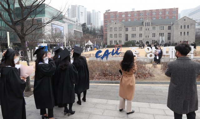 14일 서울 동작구 중앙대학교에서 2022학년도 학위수여식이 열렸다. 학생들이 학교 조형물 앞에서 사진찍을 순서를 기다리고 있다.