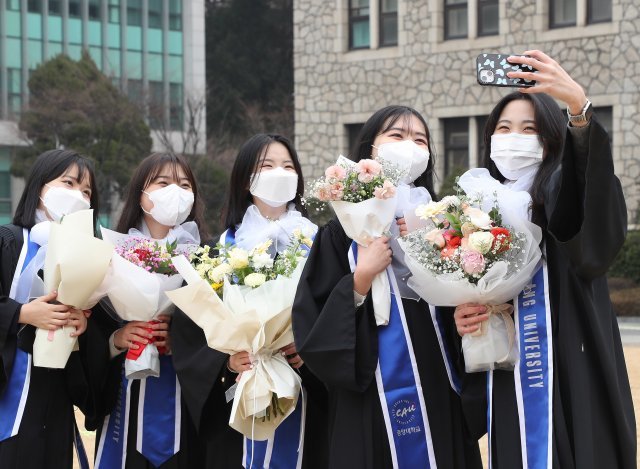 14일 서울 동작구 중앙대학교에서 2022학년도 학위수여식이 열렸다. 졸업생들이 마스크를 착용한채 기념사진을 찍고있다.