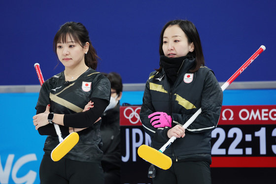 12일 중국 베이징 국립아쿠아틱센터에서 열린 2022 베이징 동계올림픽 여자 컬링 일본과 덴마크의 경기에서 일본의 후지사와 사츠키와 요시다 유리카가 덴마크의 공격을 지켜보고 있다. 2022.2.12/뉴스1 © News1