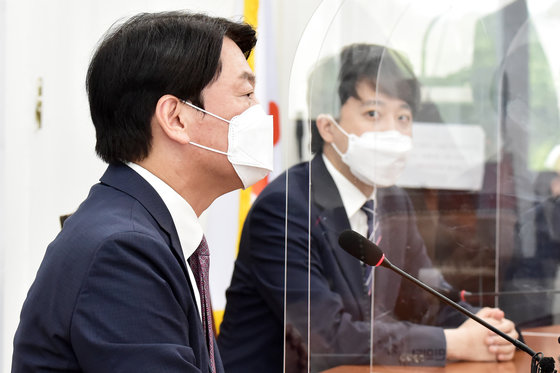 안철수 국민의당 대표(왼쪽)와 이준석 국민의힘 대표 2021.6.16/뉴스1 © News1