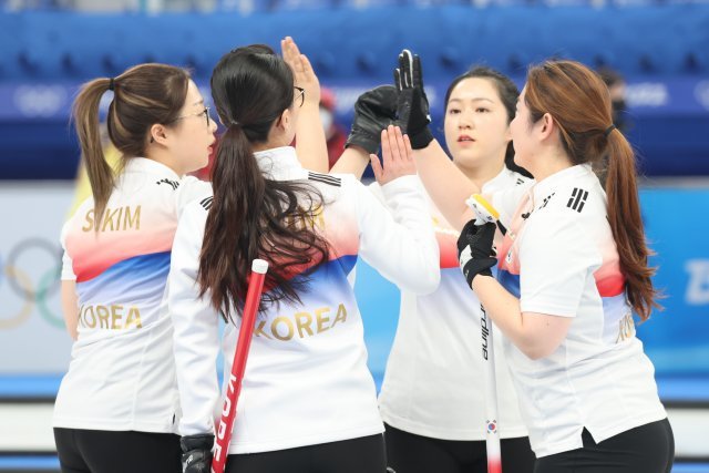대한민국 컬링 대표팀 선수들이 14일 중국 베이징 내셔널 아쿠아틱 센터에서 열린 2022 베이징 동계올림픽 컬링 여자 단체전 일본과의 경기에서 득점에 성공한 뒤 기뻐하고 있다. 2022.2.14/뉴스1