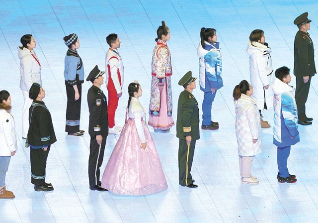 2022 베이징 겨울올림픽 개회식에 한복을 입은 인물이 나타난 뒤 많은 논란이 일고 있다. 2008 베이징 여름올림픽을 앞두고도 한국과 중국은 갈등을 빚었다. 베이징=뉴스1