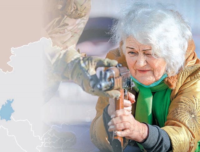 13일(현지 시간) 우크라이나 동부 러시아 접경지역 도네츠크주의 마리우폴에서 여든을 앞둔 여성이 엎드려쏴 자세를 취하며 사격훈련을 받고 있다. 마리우폴=AP 뉴시스