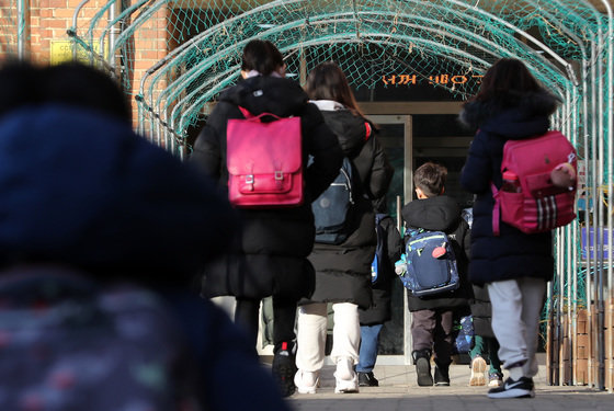 서울시내 초등학교에서 지난 7일 학생들이 등교하고 있다.2022.2.7/뉴스1