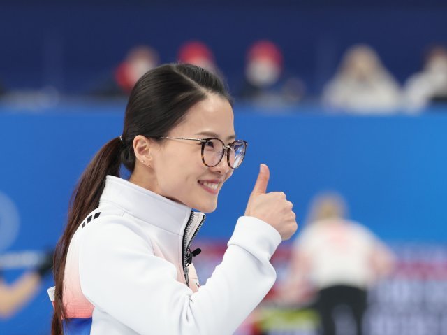 ‘팀 킴’의 스킵 김은정이 14일 오후 중국 베이징 국립아쿠아틱센터에서 열린 2022 베이징 동계올림픽 여자 컬링 단체전 대한민국과 일본의 경기에서 10:5로 승리를 거두자 세리머니를 하고 있다. 2022.2.14/뉴스1