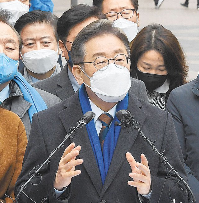 李, 명동서 기자회견 더불어민주당 이재명 대선 후보가 14일 서울 중구 명동에서 기자회견을 갖고 있다. 사진공동취재단