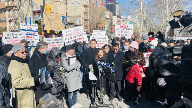 14일 미국 뉴욕 맨해튼 차이나타운의 한 공원에서 전날 인근 아파트에서 발생한 30대 한국계 여성 살인 사건을 규탄하는 집회가 열리고 있다. 이날 아시아계를 중심으로 뉴욕 시민 100여 명이 모여 증오범죄에 대한 철저한 수사와 예방 대책을 촉구했다.