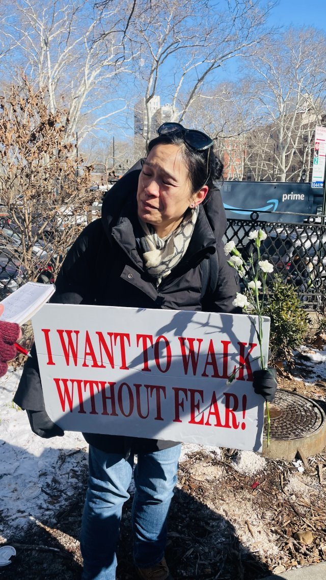 14일 미국 뉴욕 맨해튼 차이나타운의 한 공원에서 전날 인근 아파트에서 발생한 30대 한국계 여성 살인 사건을 규탄하는 집회가 열렸다. 한 시민이 ‘두려움 없이 거리를 걷고 싶다’고 적힌 팻말을 들고 희생자를 애도하고 있다.