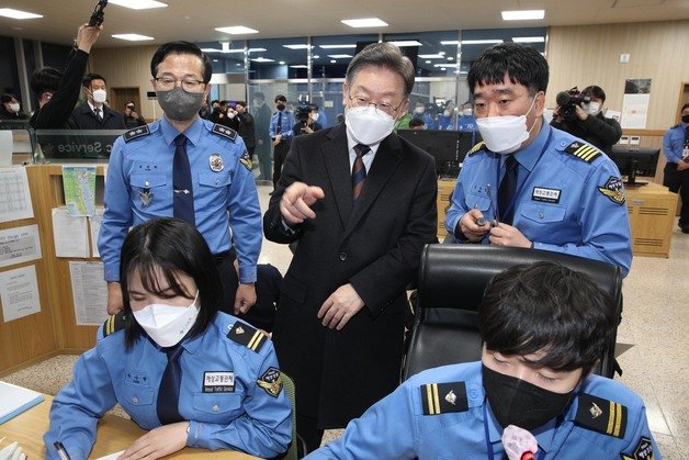 이재명 더불어민주당 대선 후보가 제20대 대통령 선거 공식 선거운동이 시작된 15일 자정 부산 영도구 부산항 해상교통관제센터(VTS)를 찾아 해상교통관제 현황을 보고받고 있다. 2022.2.15/뉴스1