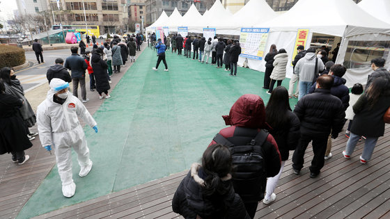 14일 서울 송파구 보건소에 마련된 임시 선별검사소를 찾은 시민들이 PCR검사와 신속항원검사를 받기 위해 길게 줄을 서 차례를 기다리고 있다. 2022.2.14/뉴스1 © News1