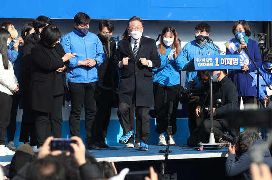 이재명 더불어민주당 대선 후보가 제20대 대통령 선거 공식 선거운동이 시작된 15일 오전 부산 진구 부전역에서 열린 첫 공식유세에서 한 청년으로부터 선물받은 새 운동화를 신고 폴짝 폴짝 뛰고 있다. 이 후보는 이날 대선 최대 승부처 부산을 시작으로 대구, 대전, 서울을 올라오는 경부선 상행선 코스를 밟으며 22일간의 대장정에 돌입했다. 2022.2.15/뉴스1