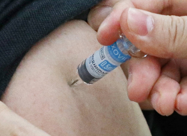 14일 서울 양천구 보건소에서 당뇨 등 기저질환을 가진 한 어르신이 노바백스 백신을 접종하고 있다. 2022.2.14/뉴스1 © News1