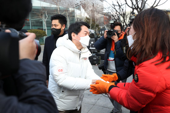 안철수 국민의당 대선후보가 제20대 대통령 선거 공식 선거운동이 시작된 15일 오전 대구시 중구 현대백화점 인근에서 열린 첫 공식유세를 마치고 지지자들과 인사하고 있다. 2022.2.15/뉴스1 © News1