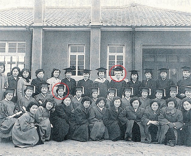1957년 대전보육초급대학 제1회 졸업사진. 임복희 여사는 가운데 줄 왼쪽에서 네 번째, 허길래 선교사는 뒷줄 오른쪽에서 다섯 번째. 배재대 제공