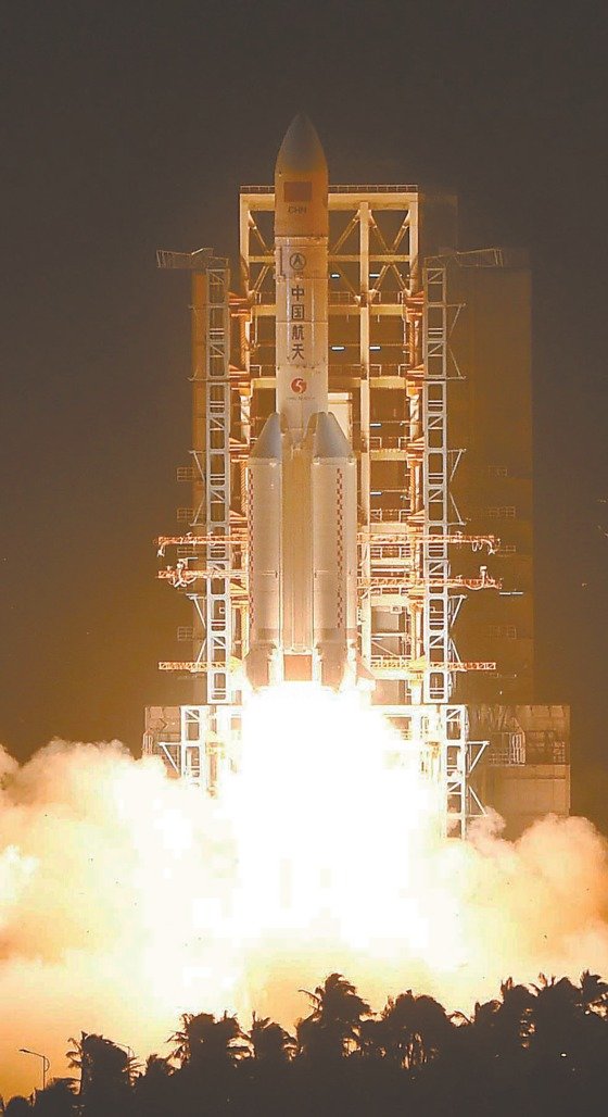 대형 운반로켓 창정 5호가 하이난 원창위성발사센터에서 발사되고 있다.  (사진출처=환구망)© News1