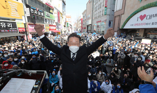 이재명 더불어민주당 대선 후보가 제20대 대통령 선거 공식 선거운동이 시작된 15일 오후 대구 중구 동성로에서 열린 거리유세에서 지지를 호소하고 있다. 이 후보는 이날 대선 최대 승부처 부산을 시작으로 대구, 대전, 서울을 올라오는 경부선 상행선 코스를 밟으며 22일간의 대장정에 돌입했다. 2022.2.15/뉴스1 © News1