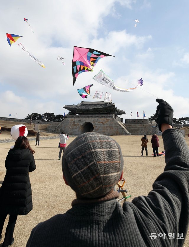 투표참여 캠페인 문구를 실은 연을 날리는 한국연 연맹 회원.