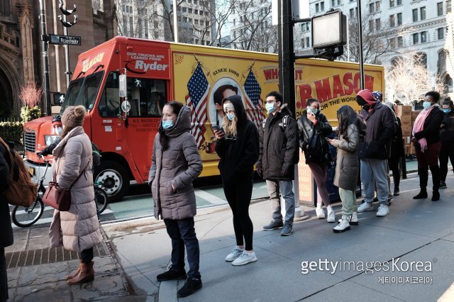 지난해 12월 뉴욕 맨해튼에서 사람들이 신종 코로나바이러스 감염증(코로나19) 검사를 받기 위해 줄 서 있는 모습. 기사와 직접적 관련 없는 참고사진. ⓒ(GettyImages)/코리아