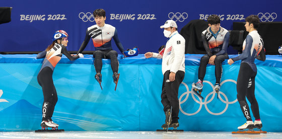 쇼트트랙 대표팀 최민정(왼쪽부터), 황대헌, 안중현 코치, 이준서, 박장혁이 15일 중국 베이징 수도실내체육관에서 훈련을 마친 후 대화를 나누고 있다. 대표팀은 오는 16일 여자 1500m, 남자 5000m 계주를 끝으로 2022 베이징 동계올림픽 일정을 마무리한다. 2022.2.15/뉴스1