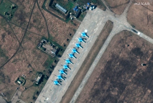 막서 테크놀로지가 제공한 위성 사진에 13일(현지시간) 우크라이나와의 국경 남쪽 러시아 크라스노다르의 공군기지에 러시아의 신형 Su-34 전투기가 배치돼 있다. AP/뉴시스