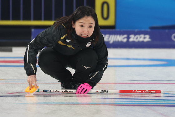 14일 오후 중국 베이징 국립아쿠아틱센터에서 열린 2022 베이징 동계올림픽 여자 컬링 단체전 대한민국과 일본의 경기에서 일본 스킵 후지사와 사츠키가 스위핑을 지시하고 있다. 2022.2.14/뉴스1 © News1