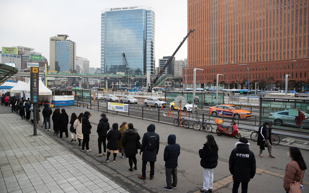 15일 오전 서울 중구 서울역광장에 마련된 선별진료소를 찾은 시민들이 검사를 받기 위해 줄을 서 있다. 뉴스1