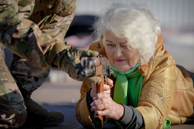 13일(현지시간) 우크라이나 동부 도네츠크의 마리우팔리에서 올해 79세 된 발렌티나 콘스탄티노프스카라는 여성이 민간인 기본 전투 훈련에 참여해 소총을 겨누고 있다. [도네츠크=AP/뉴시스]