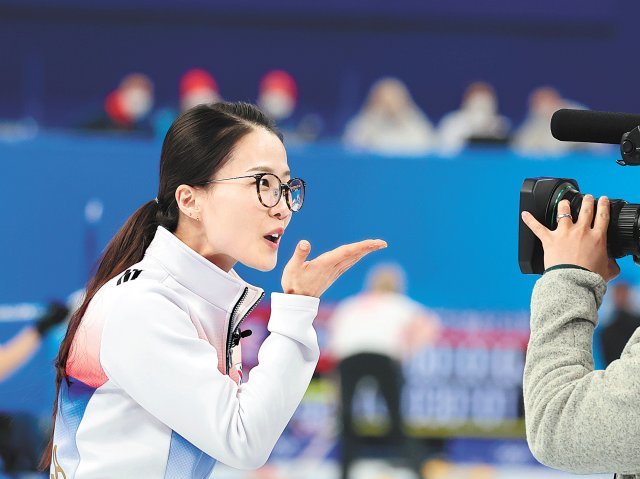 안경 선배, 승리의 기운을 후∼ 한국 여자 컬링 대표팀 스킵(주장) 김은정이 14일 중국 베이징 국립아쿠아틱센터에서 열린 일본과의 경기에서 10-5 승리를 확정 지은 뒤 손키스 세리머니를 하고 있다. 베이징=뉴스1