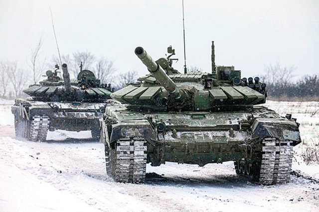 러시아가 우크라이나를 침공할 것이라는 우려가 높아지고 있는 가운데 14일 러시아 전차들이 레닌그라드 지역에서 실시 중인 군사훈련을 위해 이동하고 있다. 레닌그라드=AP 뉴시스