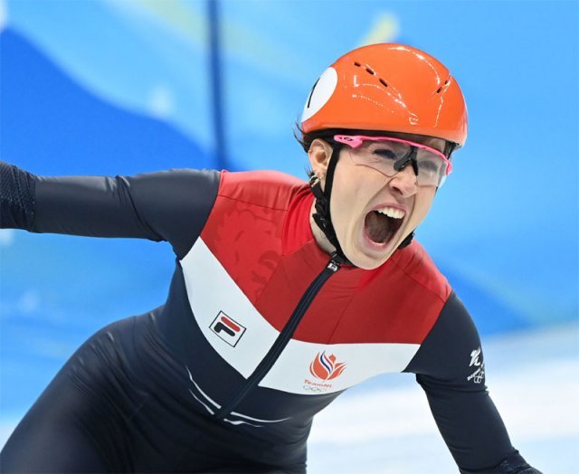 13일 여자 3000m 계주 결선을 1위로 통과한 뒤 포효하는 스휠팅. 베이징=신화 뉴시스