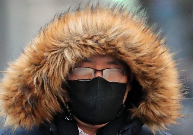 매서운 추위가 기승을 부리고 있는 15일 오후 서울 광화문 사거리 횡단보도에서 한 시민이 서둘러 퇴근하고 있다. 전영한기자 scoopjyh@donga.com