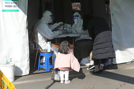 대구 달서구보건소 선별진료소에서 의료진이 어린이의 검체를 채취하고 있다. (사진은 기사내용과 무관함) 2022.1.19/뉴스1 © News1